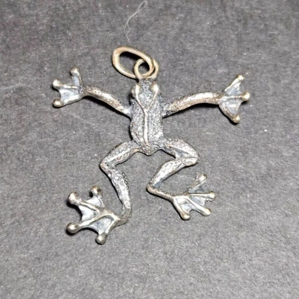 Vintage sterling silver frog pendant